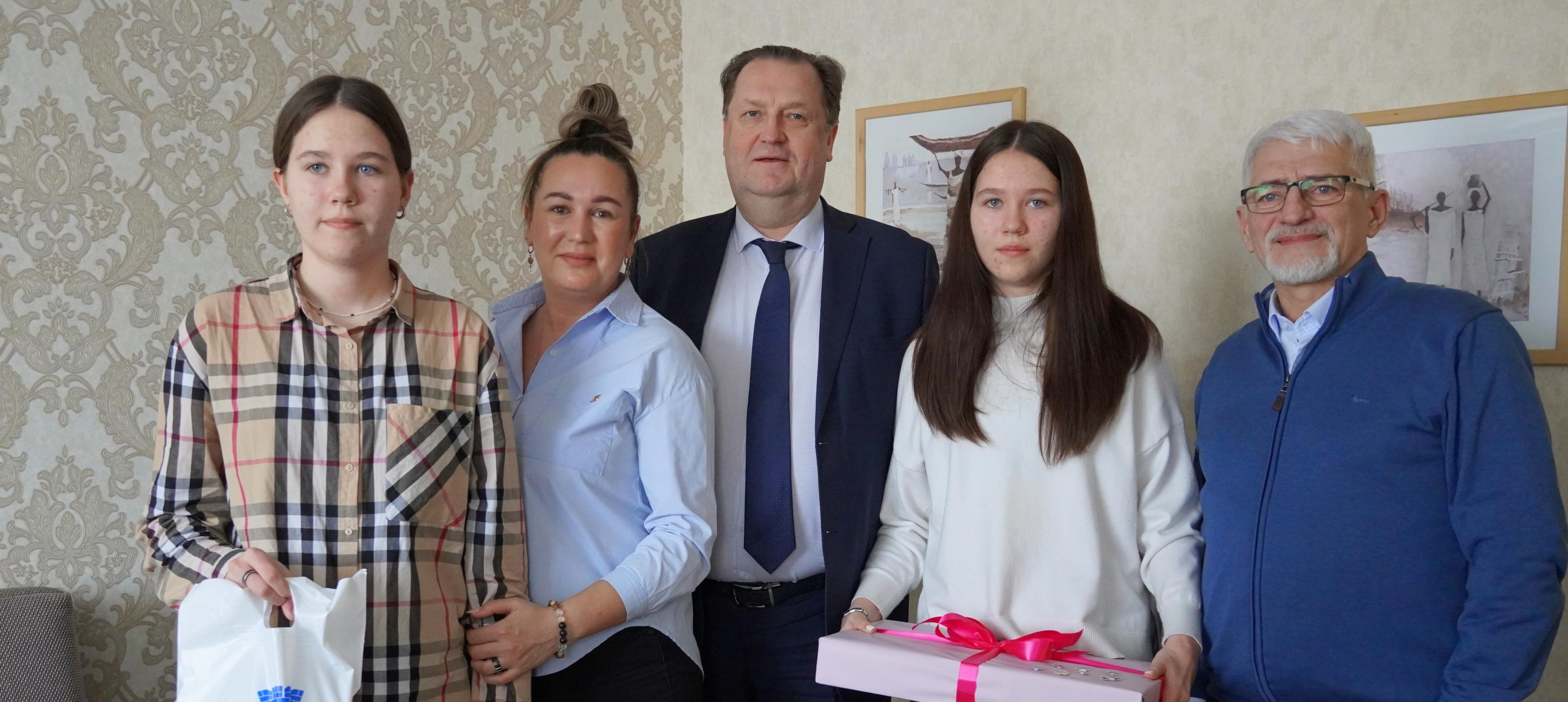«Искитимцемент» преподнес подарок юной жительнице Искитима в рамках акции «Елка желаний»