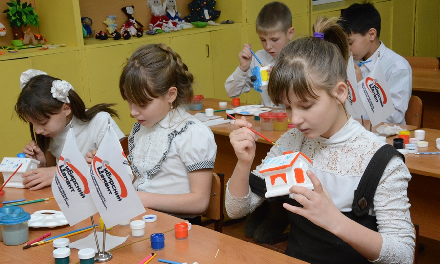 Холдинг &laquo;Сибирский цемент&raquo; совместно с заводом &laquo;Метапласт&raquo; провел благотворительную акцию &laquo;Раскрась Новый год!&raquo;
