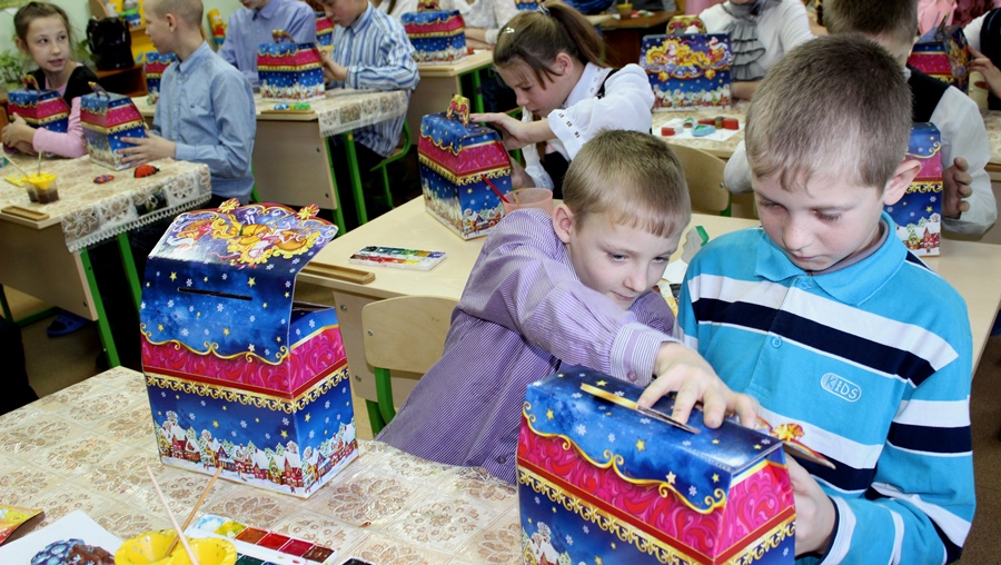 Топкинские цементники поддержали муниципальную благотворительную акцию &laquo;Волшебный сундучок&raquo;
