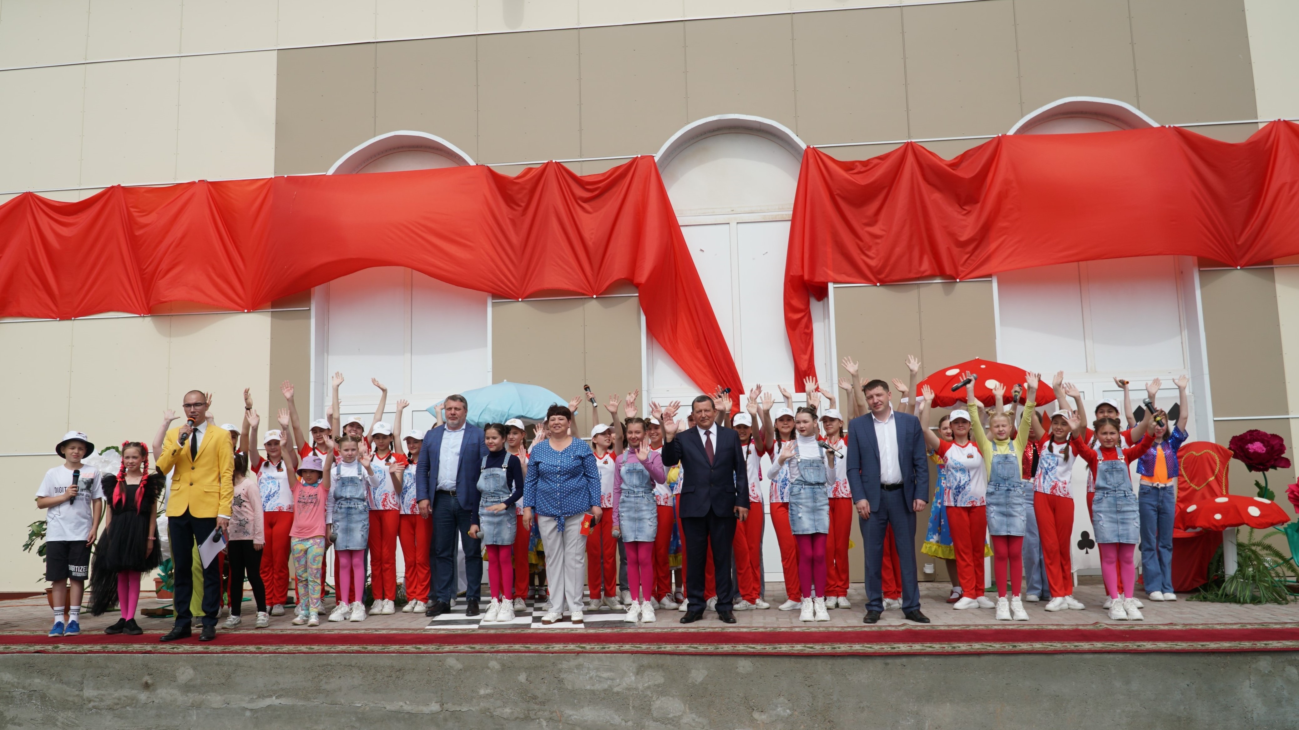 Каменский дом детского творчества открылся после реконструкции фасада, проводившейся при поддержке «Сибцема»