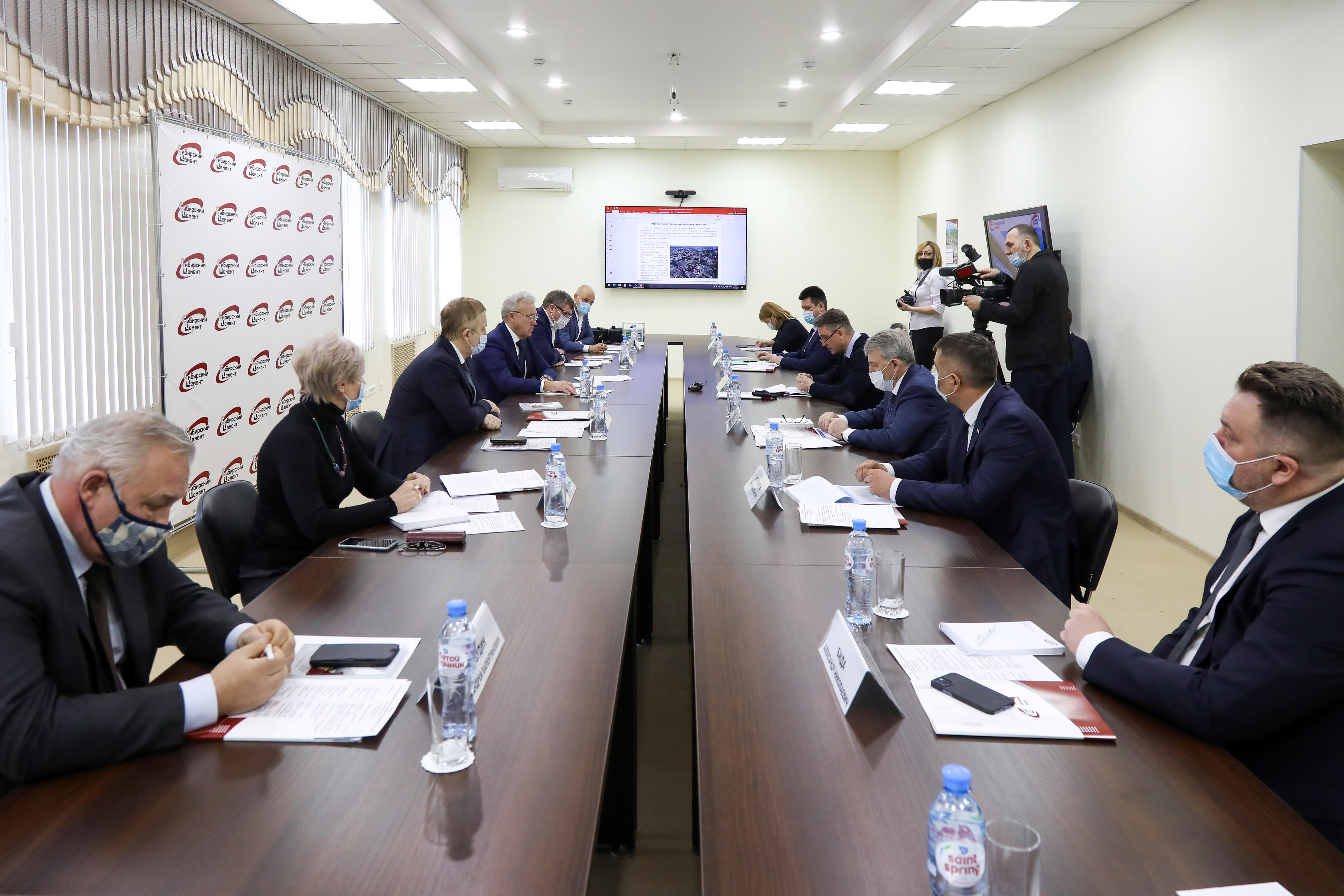 Губернатор Красноярского края Александр Усс ознакомился с экологическими проектами Красноярского цементного завода
