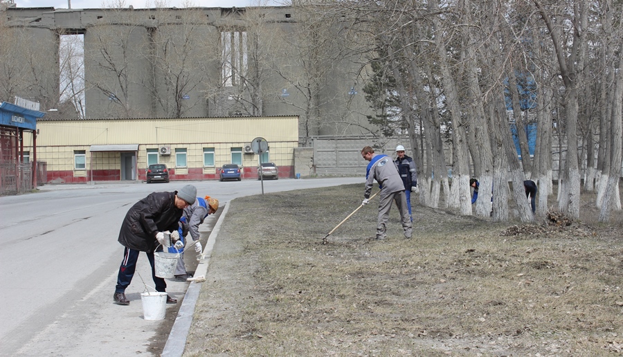 Топкинские цементники проводят традиционные весенние субботники