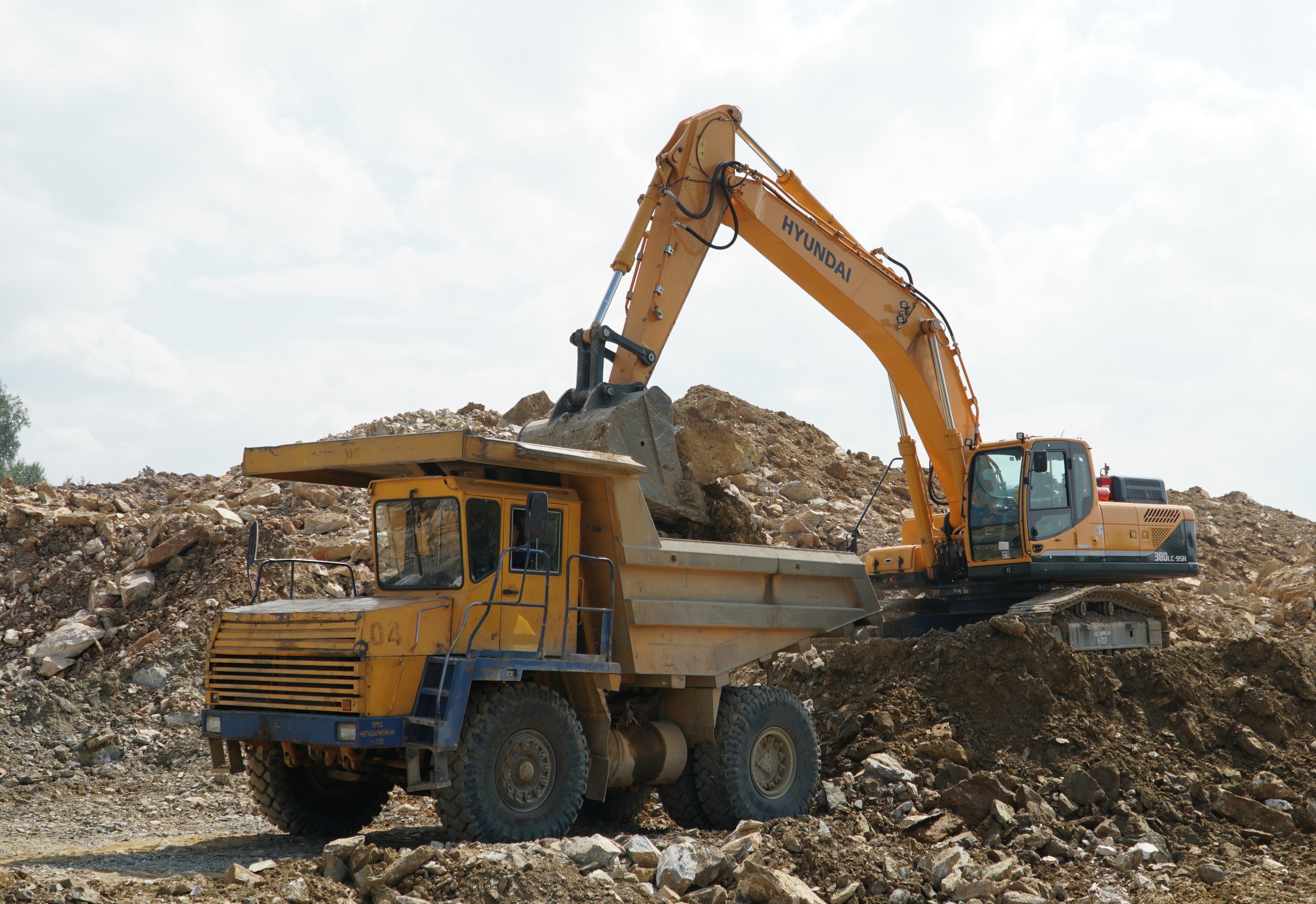 На Тимлюйском цементном заводе введен в эксплуатацию новый экскаватор