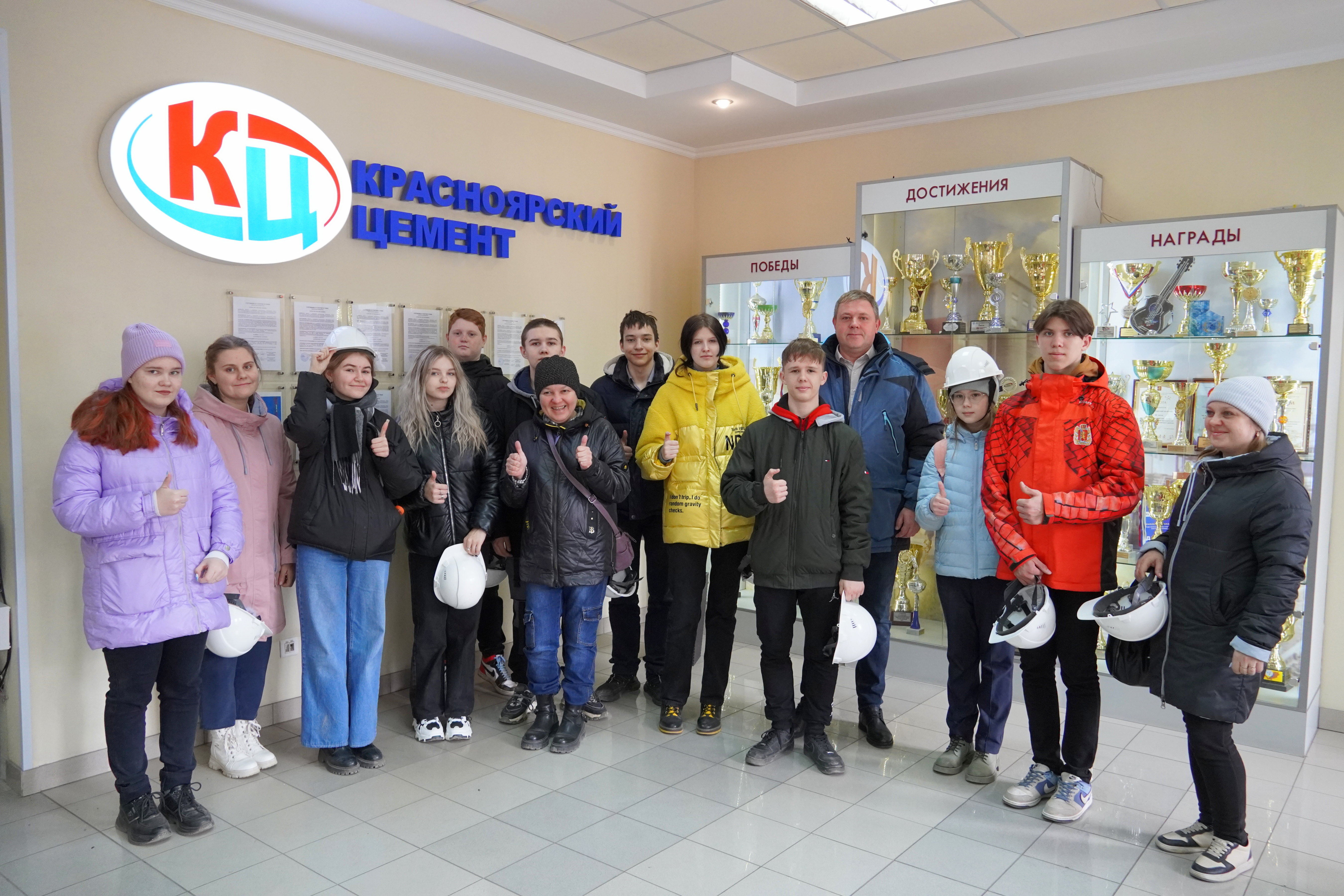 Для детей сотрудников «Красноярского цемента» устроили экскурсию по заводу