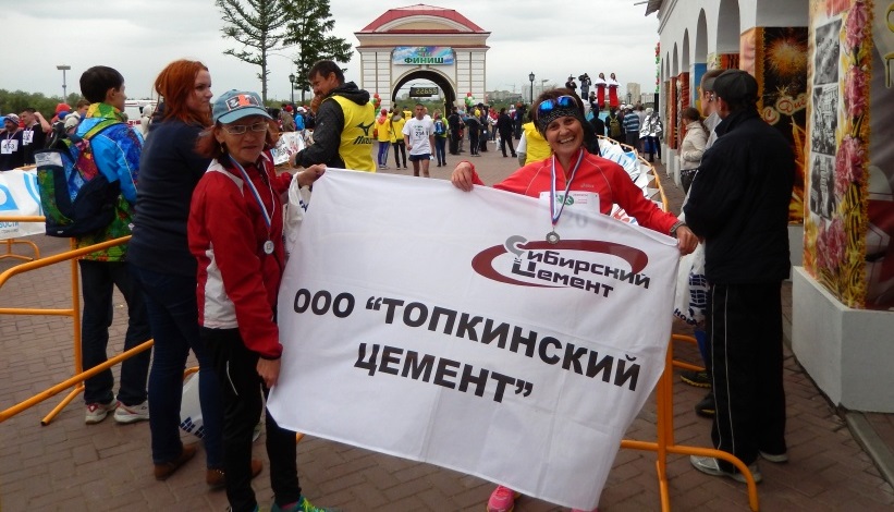 Работница Топкинского цементного завода заняла второе место на 19 Весеннем полумарафоне в Омске