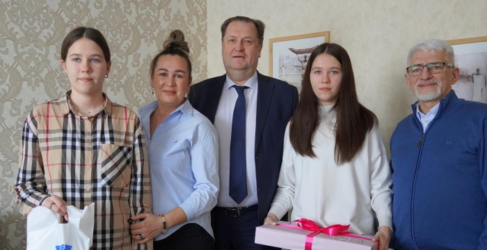 «Искитимцемент» преподнес подарок юной жительнице Искитима в рамках акции «Елка желаний»