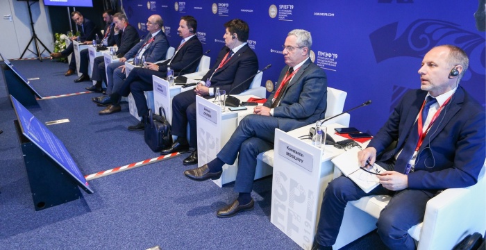 Руководители «Сибирского цемента» приняли участие в сессии ПМЭФ, посвященной строительству  сети качественных дорог