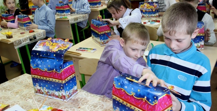Топкинские цементники поддержали муниципальную благотворительную акцию &laquo;Волшебный сундучок&raquo;