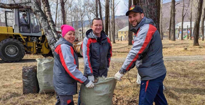 «Карьер Перевал» провел весенний субботник в городском парке Слюдянки