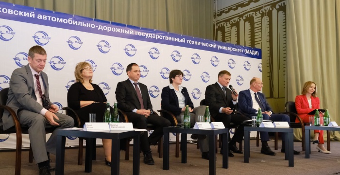 Представители «Сибирского цемента» приняли участие в конференции, посвященной строительству дорог с применением цементобетона и минеральных вяжущих