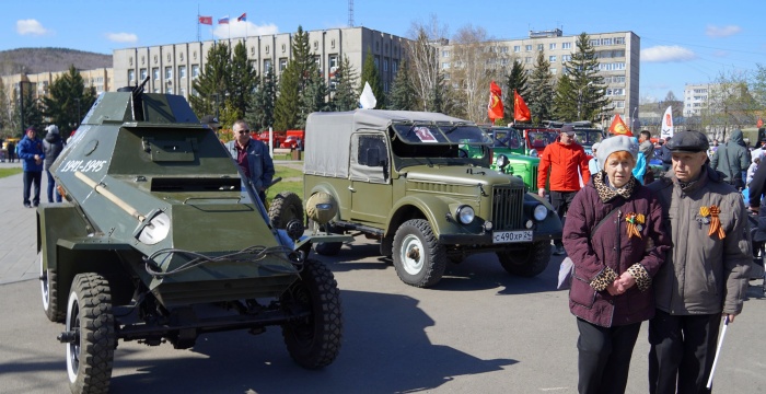 Красноярский цементный завод поддержал проведение выставки ретроавтомобилей и мотоциклов