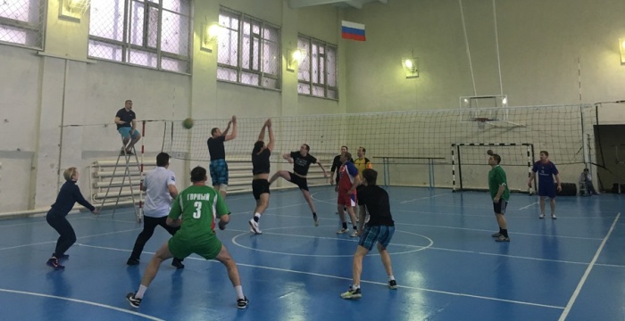 На Топкинском цементном заводе состоялся турнир по волейболу