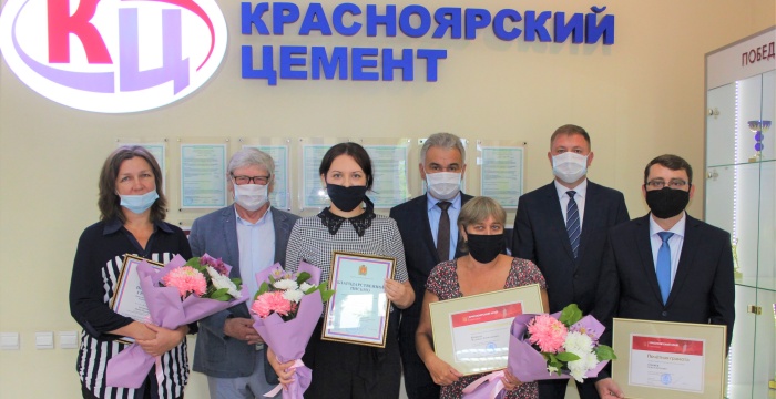 Министр строительства Красноярского края Сергей Козупица наградил красноярских цементников